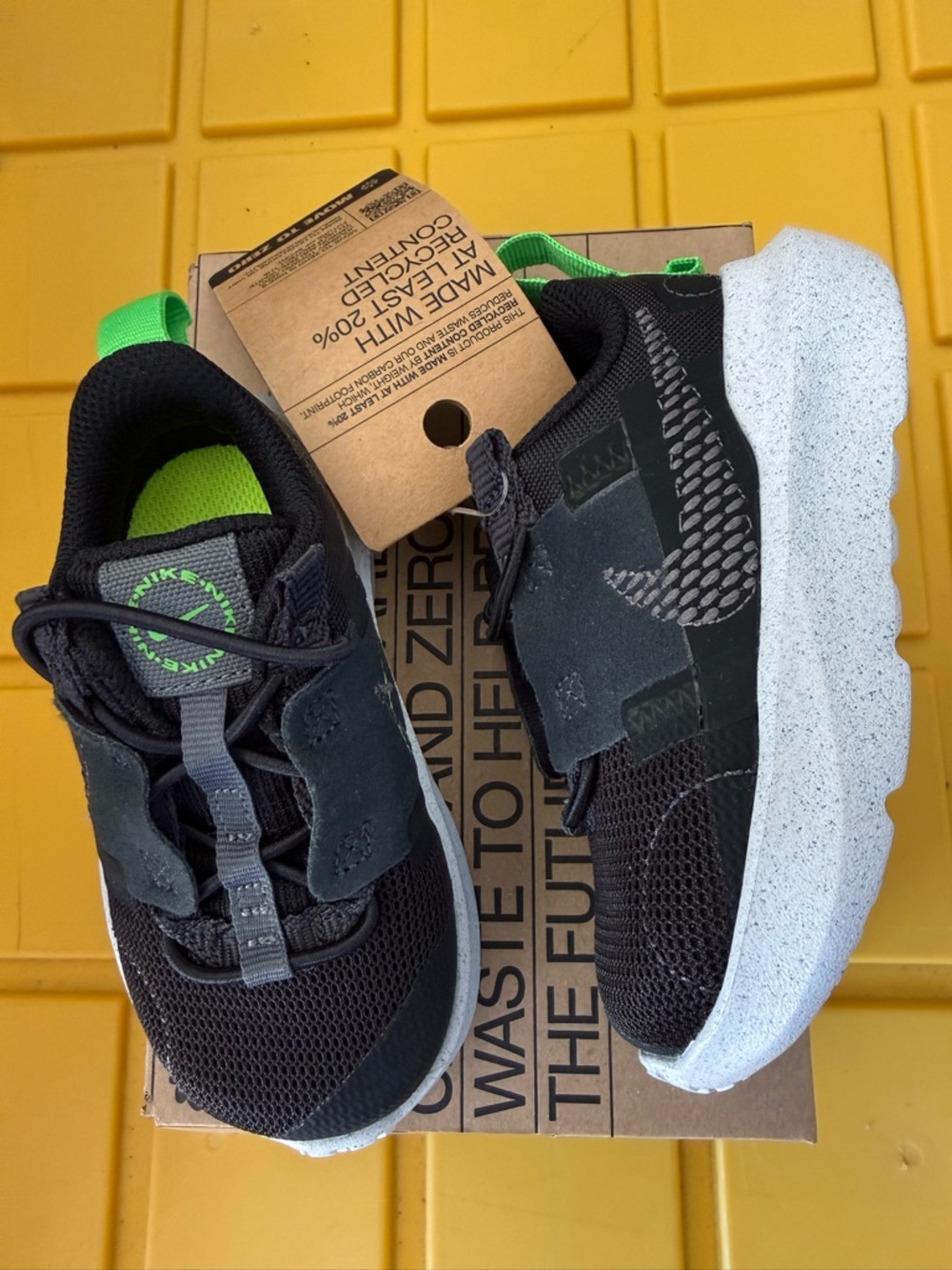 New boys Nike Sz 6, 7, 10 Black & Neon Green Casual Shoes